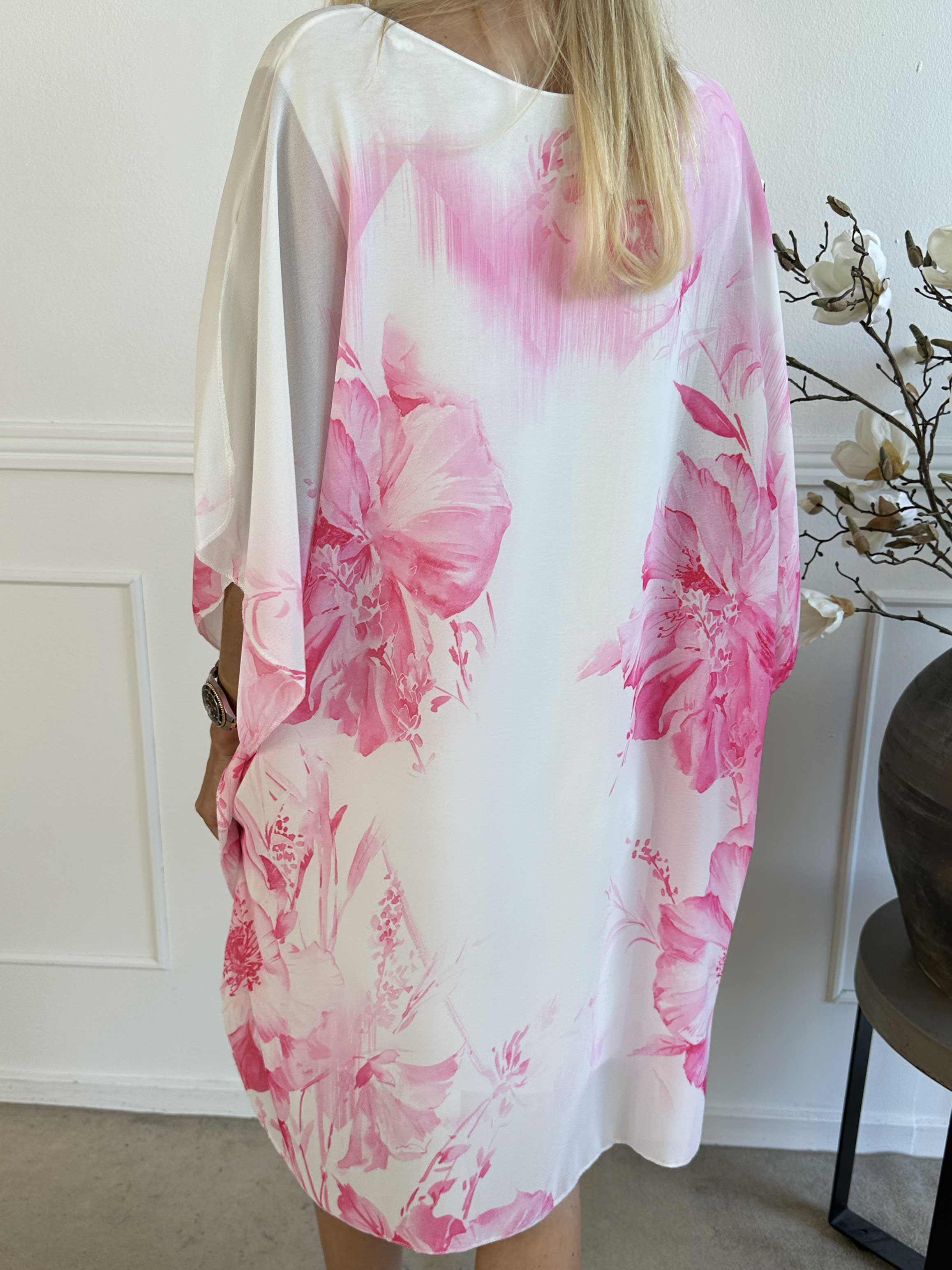 Senja - Kjole i chiffon med blomster og underkjole i viskose